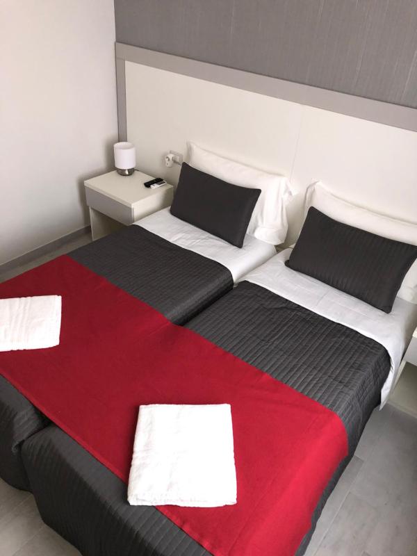 Twin Room image 4