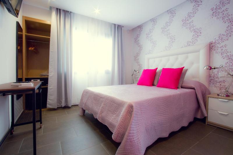 Double Room with Pool View image 4