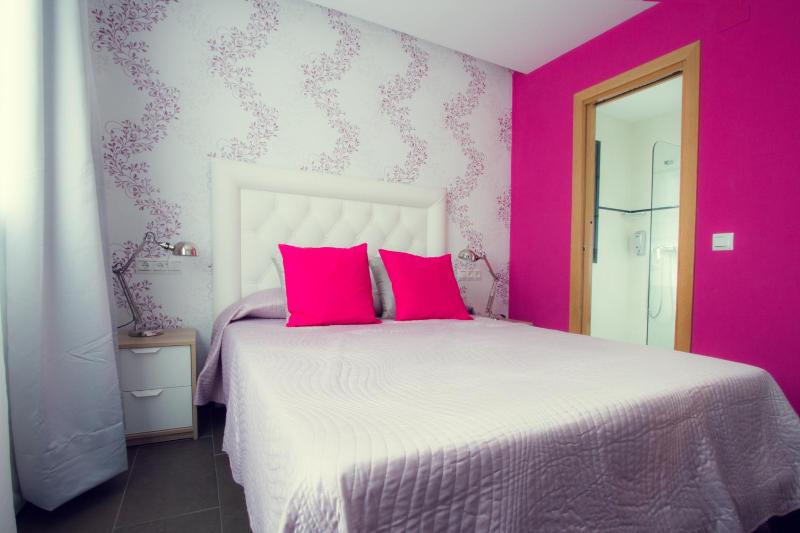 Double Room with Pool View image 3