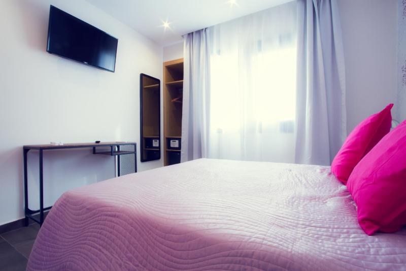 Double Room with Pool View image 2