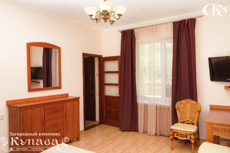 Queen Room with Balcony image 2