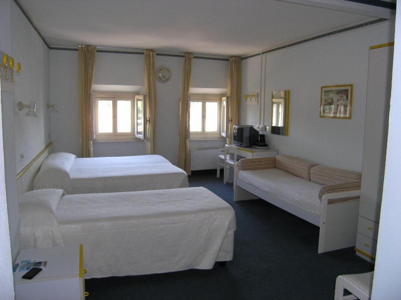Family Room (5 Adults) image 4