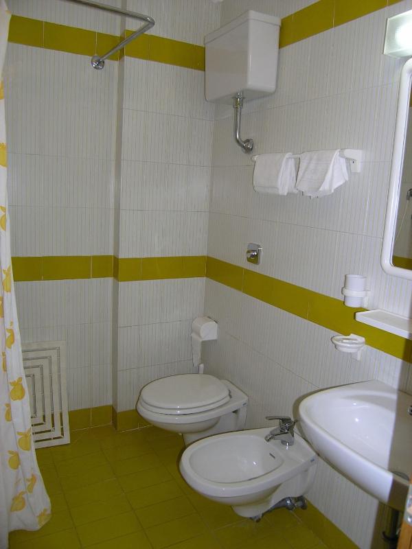Family Room (5 Adults) image 1