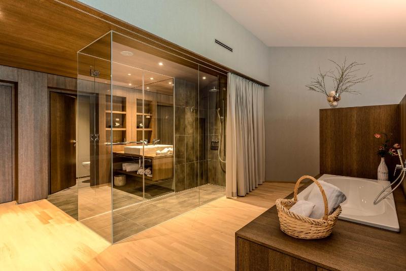 Deluxe Double Room with Balcony image 3