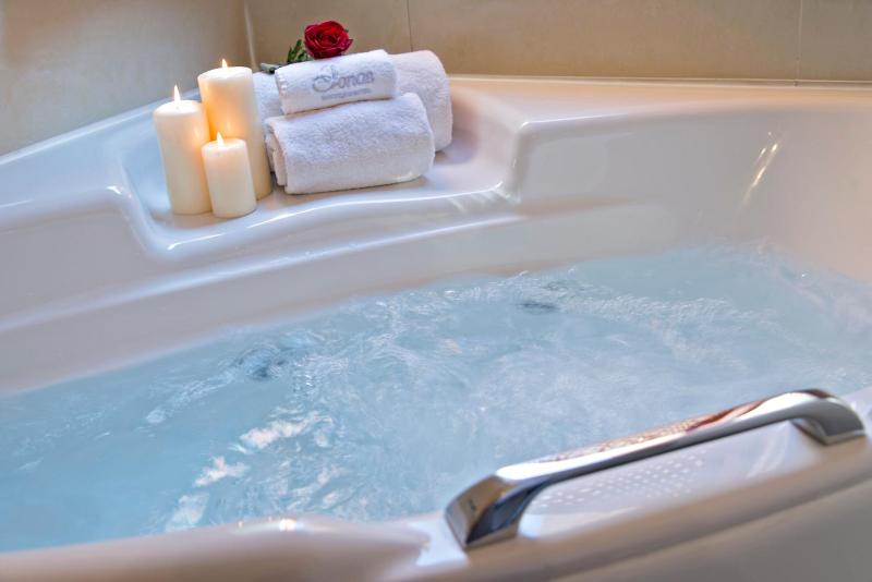 Suite with Spa Bath image 4