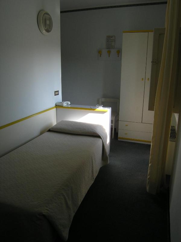 Single Room image 4