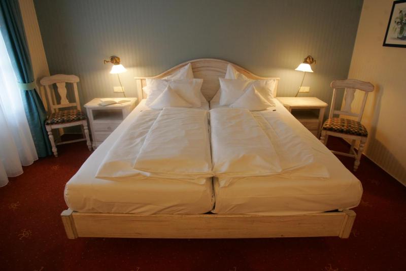 Standard Double Room image 4