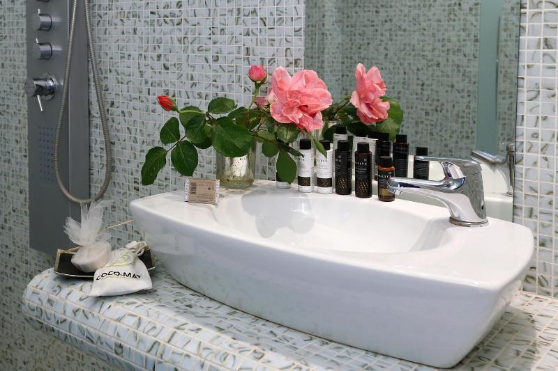 Deluxe Suite with Sea View image 2