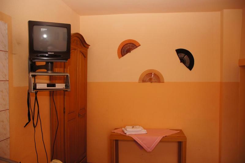 Single Room with Shared Bathroom image 2