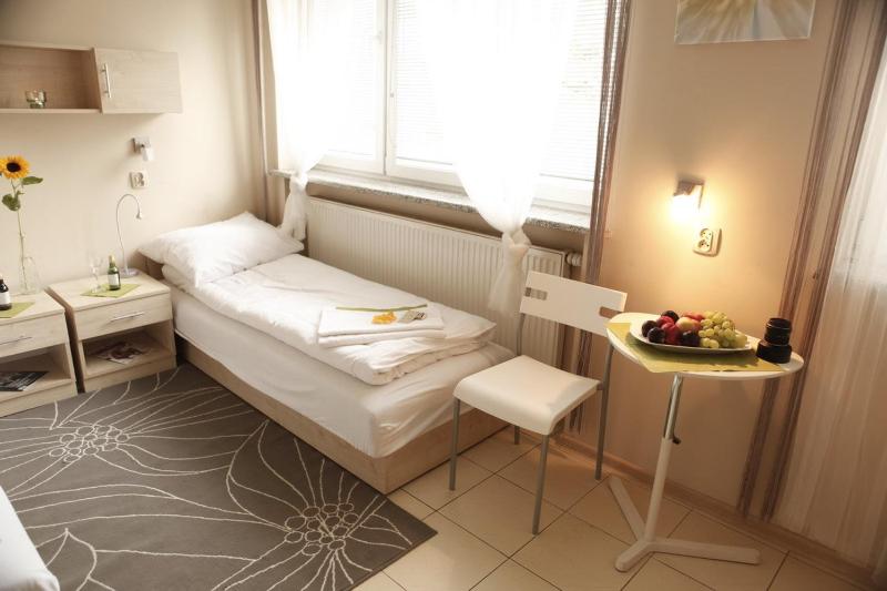 Economy Twin Room image 3