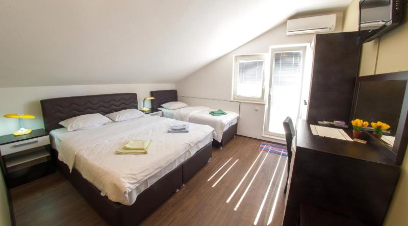 Triple Room with Shared Bathroom image 3