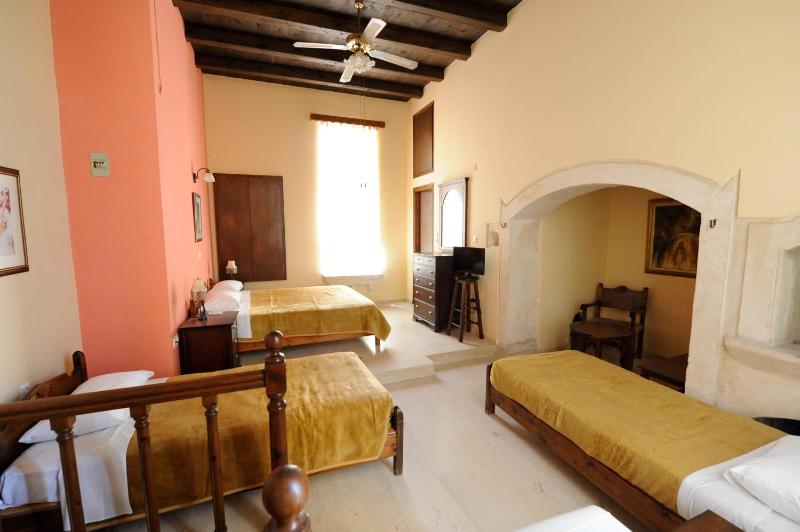 Deluxe Triple Room image 3