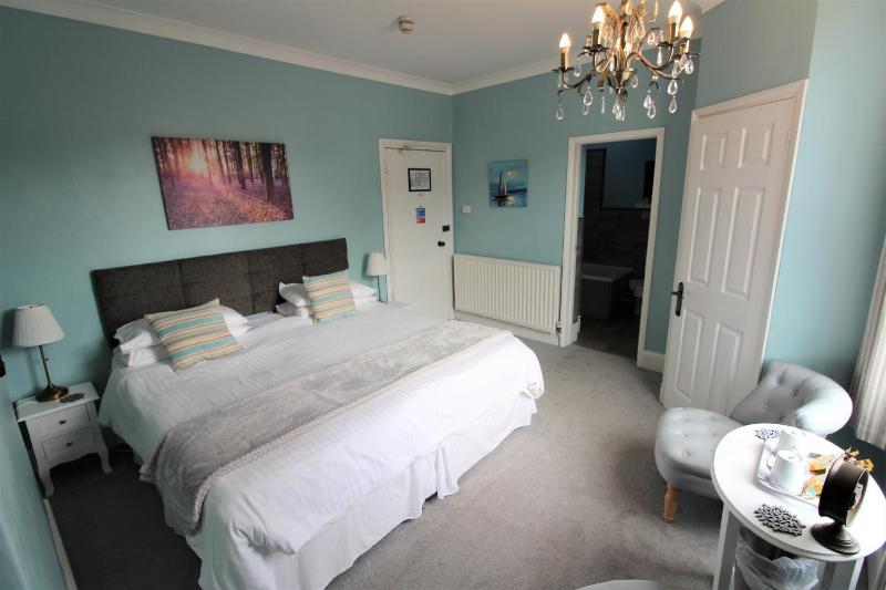 Large Double Room image 3