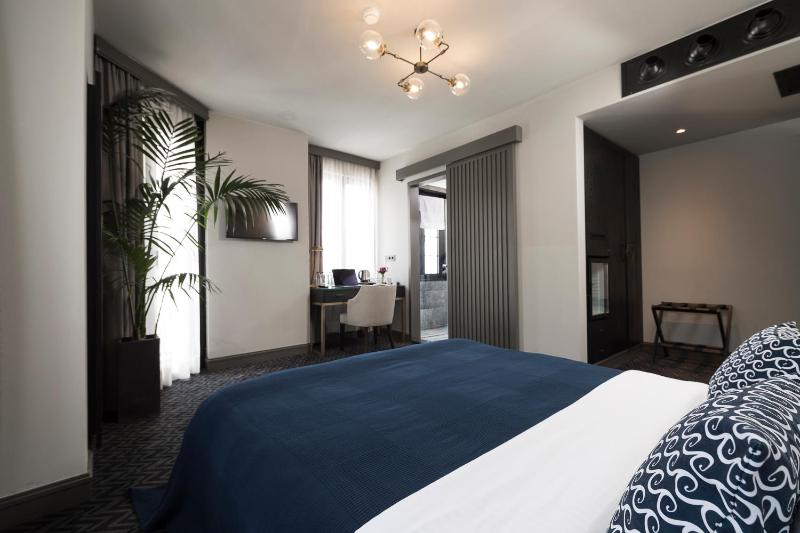 Deluxe Double Room image 4