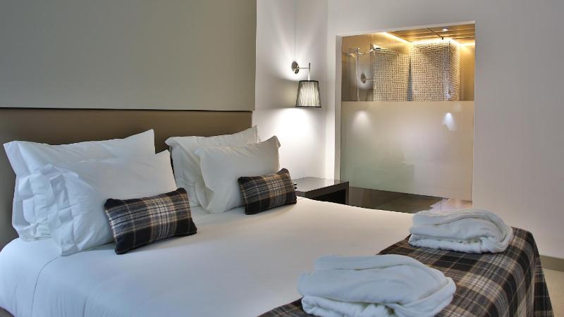 Double Room with Terrace and River View - Ground Floor image 4