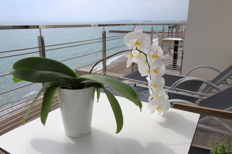 Classic Double Room with Sea View image 2
