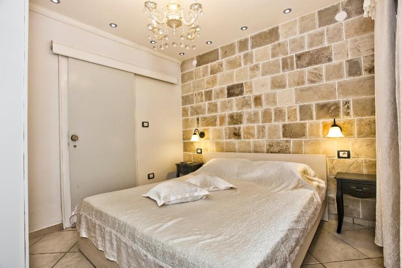 One-Bedroom Apartment with Terrace and a Partial  Sea View image 4