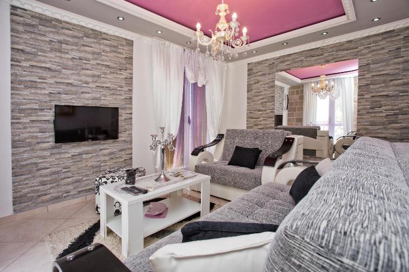 One-Bedroom Apartment with Terrace and a Partial  Sea View image 3