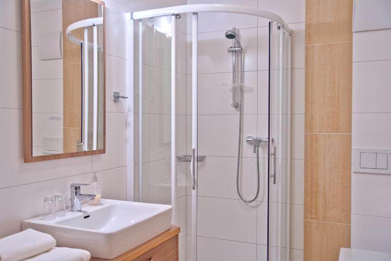 Twin Room with Kitchenette image 2