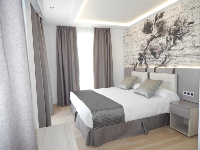 Deluxe Twin Room image 1