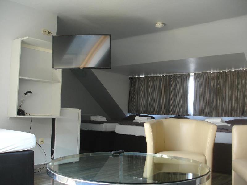 Quadruple Room image 4