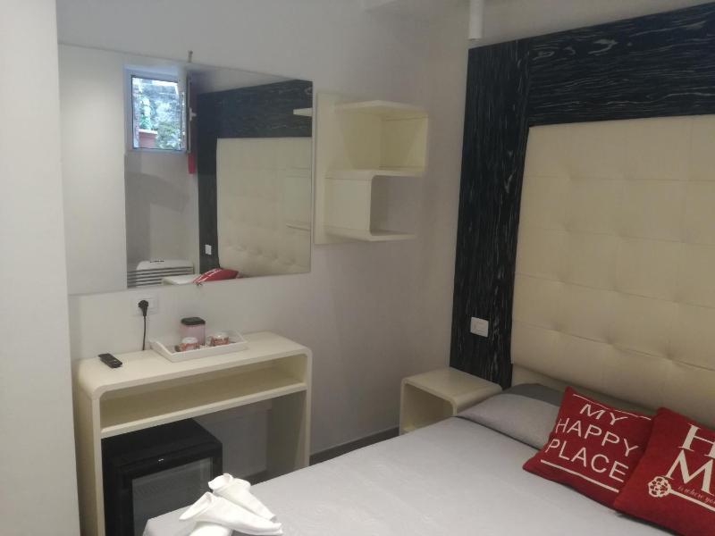 Small Double Room image 3