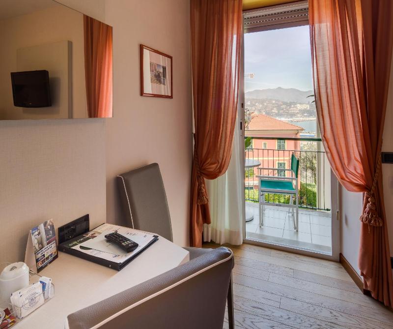 Double or Twin Room with Partial Sea View image 4