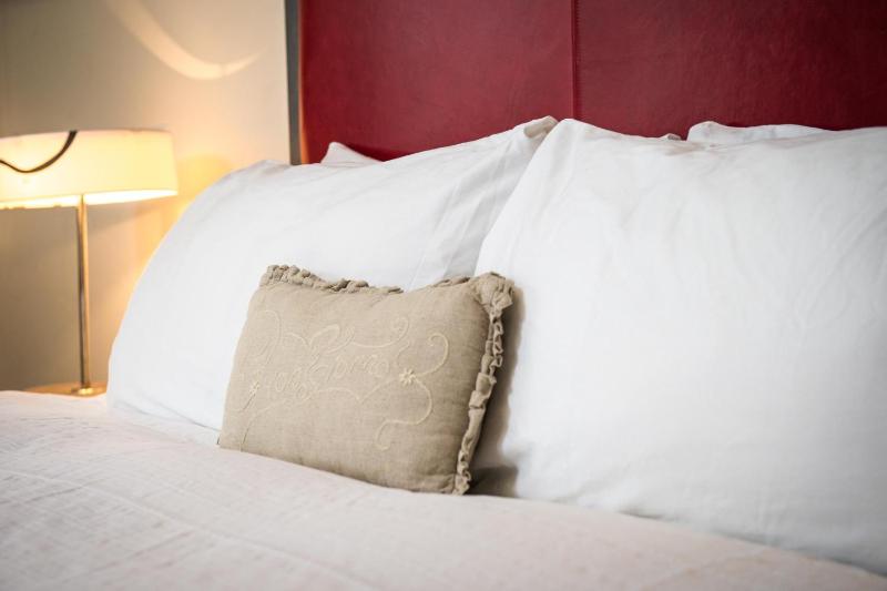 Superior King Room image 3