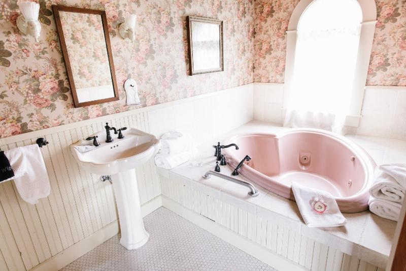 Deluxe King Suite image 1