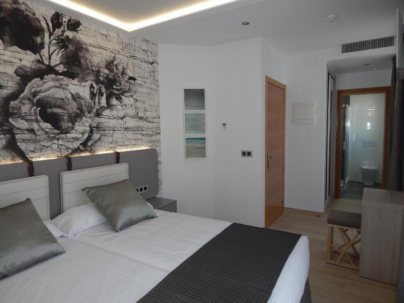 Deluxe Twin Room image 4