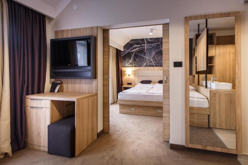 Luxury Suites Bellevue - image 13