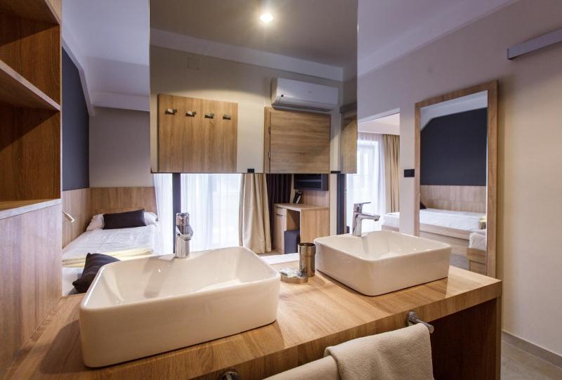 Luxury Suites Bellevue - image 6