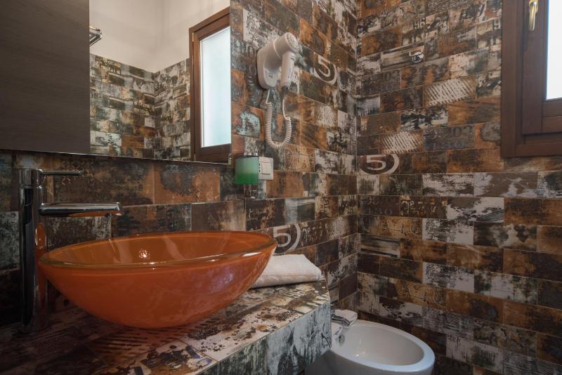 Triple Room with Bath image 4