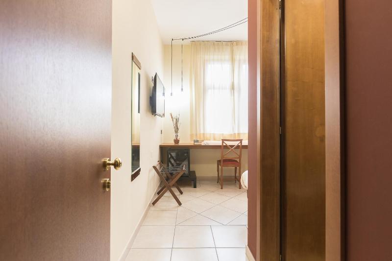 Single Room image 3