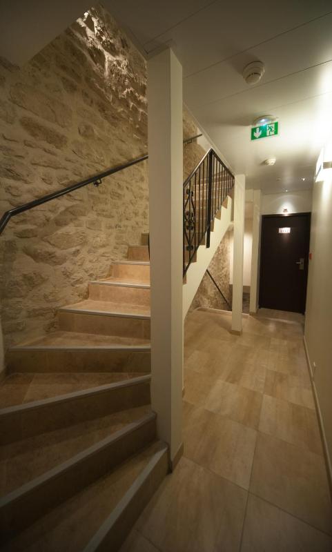Central Hotel - image 8