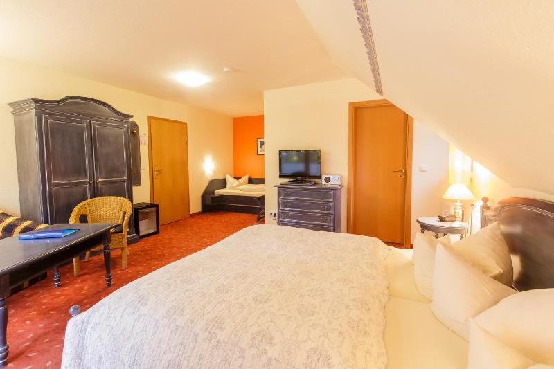 Triple Room with Balcony image 2