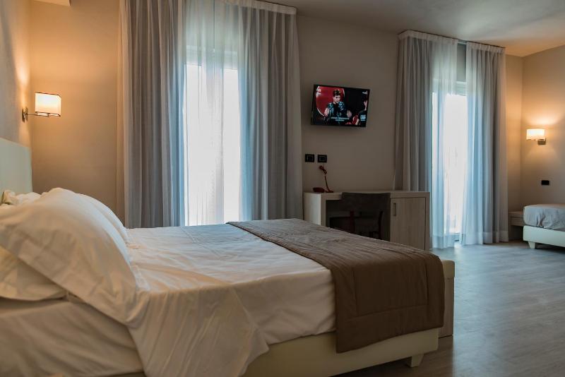 Superior Triple Room image 3