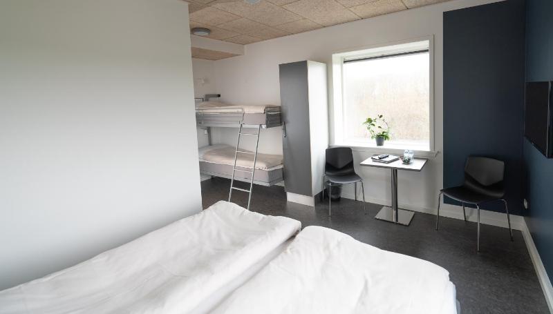 Standard Quadruple Room image 3