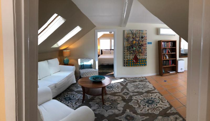 Deluxe Queen Suite image 4