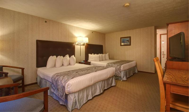 Queen Room with Two Queen Beds image 3