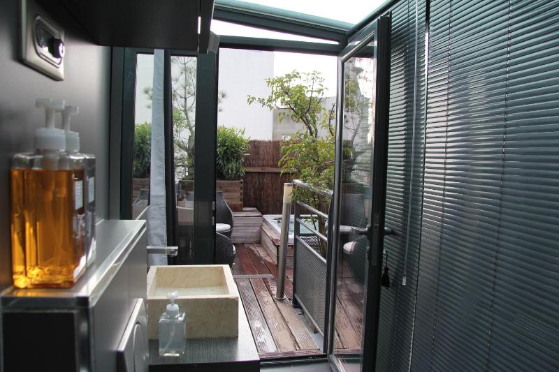 Seven-Bedroom House image 1