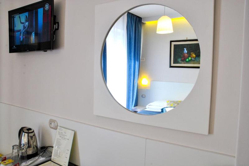 Economy Double Room image 4