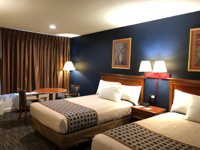Double Room with Two Double Beds - Smoking image 2