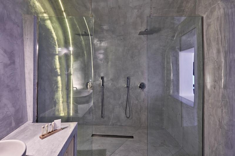 Deluxe Cave Villa with Indoor Heated Pool image 3