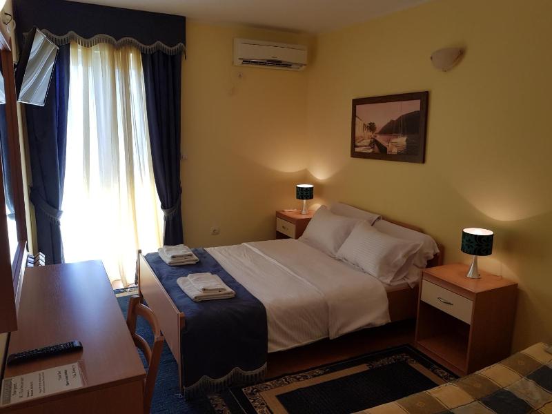 One-Bedroom Apartment with Balcony and City View (3 Adults) image 1