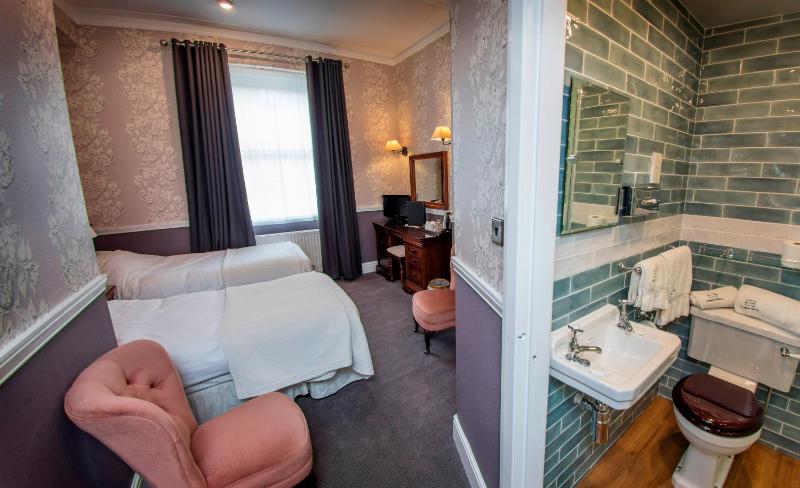 Standard Twin Room image 1