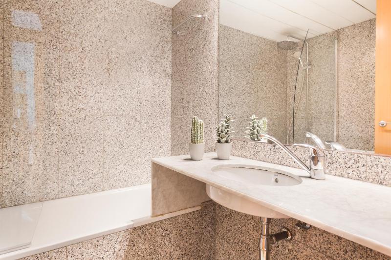 Three-Bedroom Apartment - Calle Prats de Mollo, 18 image 4