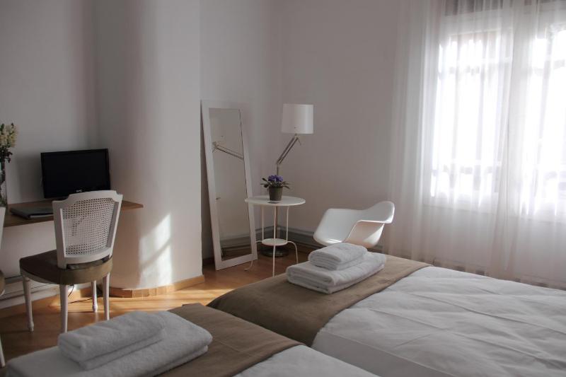 Superior Twin Room with Shared Bathroom image 1