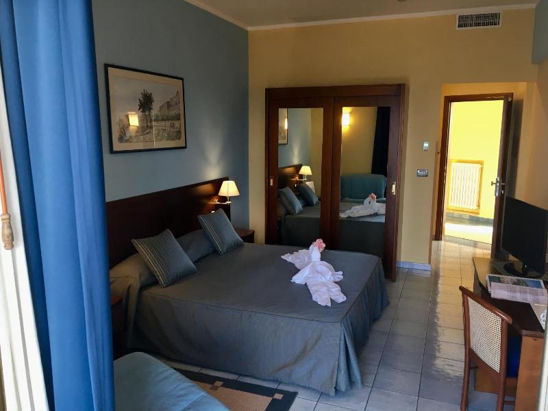 Double Room image 4