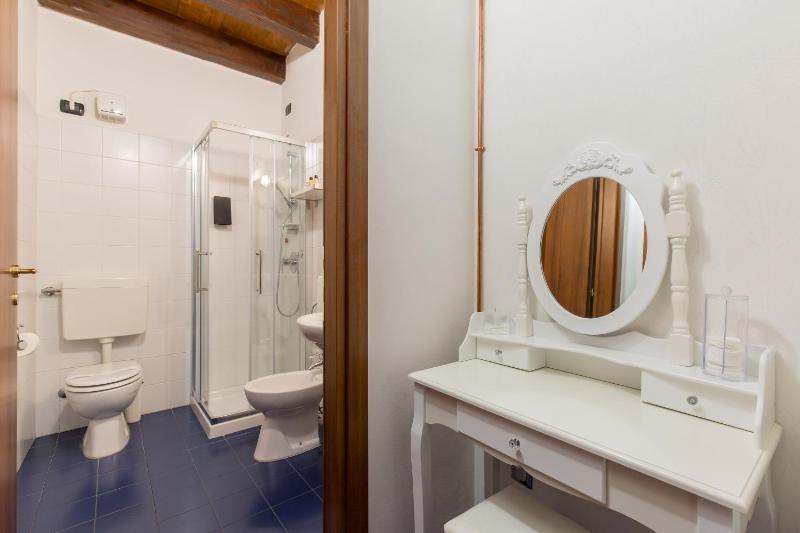 Deluxe Double or Twin Room with Private Balcony image 4